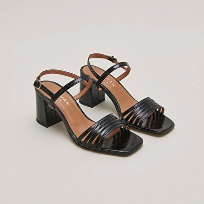 Sandales à Bouts Carrés Et Brides En Cuir Brillant Noir 5 Sandales à Bouts Carrés Et Brides En Cuir Brillant Noir – Image 3