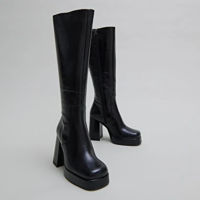 Bottes à Talons Et Bouts Carrés En Cuir Vieilli Noir 5 Bottes à Talons Et Bouts Carrés En Cuir Vieilli Noir – Image 3