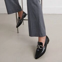 Mocassins à Boucles Argentées Et Bouts Pointus En Cuir Noir -Xoxo Boutique 01W008878C.1694504660