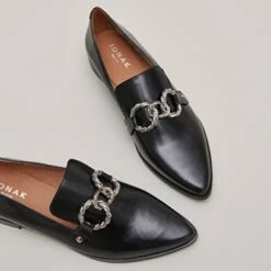 Mocassins à Boucles Argentées Et Bouts Pointus En Cuir Noir -Xoxo Boutique 01W008878E.1694504661
