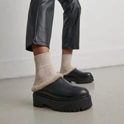 Mules à Bouts Ronds Et Semelles Crantées... En Cuir Noir