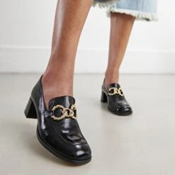 Mocassins à Bouts Arrondis Et Boucles Dorées En Cuir Brillant Noir 10 Mocassins à Bouts Arrondis Et Boucles Dorées En Cuir Brillant Noir -Xoxo Boutique 01W008929C.1694504821