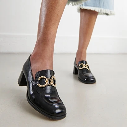 Mocassins à Bouts Arrondis Et Boucles Dorées En Cuir Brillant Noir 5 Mocassins à Bouts Arrondis Et Boucles Dorées En Cuir Brillant Noir – Image 3