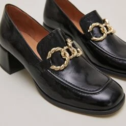 Mocassins à Bouts Arrondis Et Boucles Dorées En Cuir Brillant Noir 12 Mocassins à Bouts Arrondis Et Boucles Dorées En Cuir Brillant Noir -Xoxo Boutique 01W008929E.1694504822