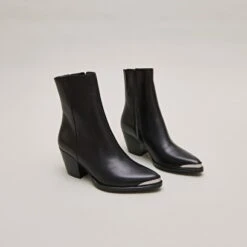 Boots à Bouts Argentés En Cuir Noir