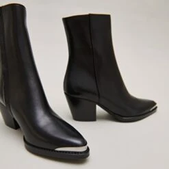 Boots à Bouts Argentés En Cuir Noir -Xoxo Boutique 01W009040E.1698942927