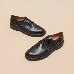 Derbies à Détails Argentés En Cuir Noir 11 Derbies à Détails Argentés En Cuir Noir -Xoxo Boutique 01W009154C.1708516800