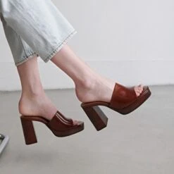 Mules à Bouts Ouverts Et Hauts Talons En Cuir Brillant Marron 14 Mules à Bouts Ouverts Et Hauts Talons En Cuir Brillant Marron -Xoxo Boutique 01W009169C.1708517048