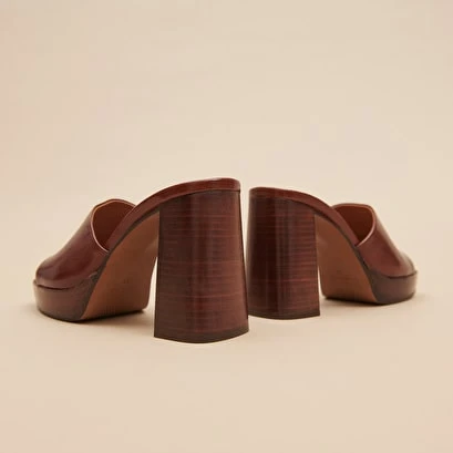 Mules à Bouts Ouverts Et Hauts Talons En Cuir Brillant Marron 7 Mules à Bouts Ouverts Et Hauts Talons En Cuir Brillant Marron – Image 5