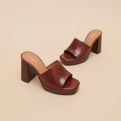 Mules à Bouts Ouverts Et Hauts Talons En Cuir Brillant Marron 18 Mules à Bouts Ouverts Et Hauts Talons En Cuir Brillant Marron -Xoxo Boutique 01W009169G.1708517050