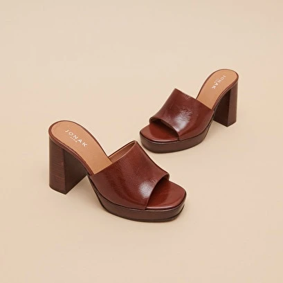 Mules à Bouts Ouverts Et Hauts Talons En Cuir Brillant Marron 9 Mules à Bouts Ouverts Et Hauts Talons En Cuir Brillant Marron – Image 7