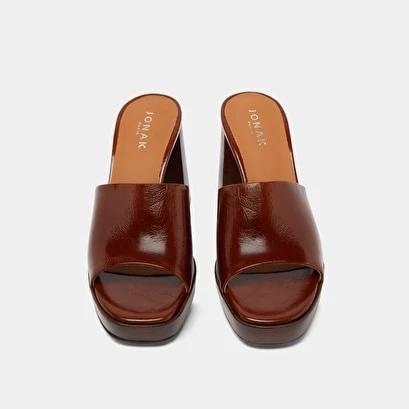 Mules à Bouts Ouverts Et Hauts Talons En Cuir Brillant Marron 10 Mules à Bouts Ouverts Et Hauts Talons En Cuir Brillant Marron – Image 8