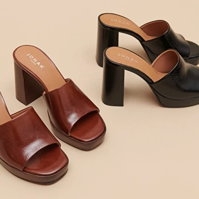 Mules à Bouts Ouverts Et Hauts Talons En Cuir Brillant Marron 12 Mules à Bouts Ouverts Et Hauts Talons En Cuir Brillant Marron – Image 10