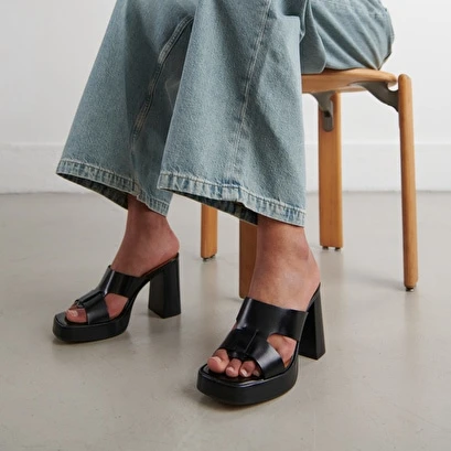 Mules à Brides Et Hauts Talons En Cuir Noir 3 Mules à Brides Et Hauts Talons En Cuir Noir