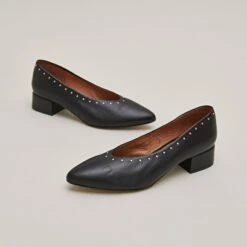 Ballerines à Talons Et Détails Argentés En Cuir Noir