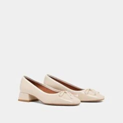Ballerines à Petits Talons En Vernis Plissé écru 12 Ballerines à Petits Talons En Vernis Plissé écru -Xoxo Boutique 01W009219D.1706202452