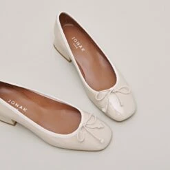 Ballerines à Petits Talons En Vernis Plissé écru 13 Ballerines à Petits Talons En Vernis Plissé écru -Xoxo Boutique 01W009219E.1706202458