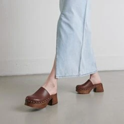 Mules à Plateformes En Cuir Marron Foncé -Xoxo Boutique 01W009254C.1708517194