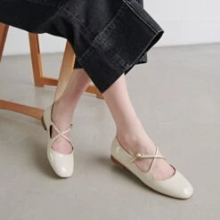 Ballerines à Brides Entrecroisées En Vernis Et Cuir écrus