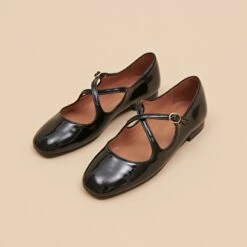 Ballerines à Brides Entrecroisées En Vernis Et Cuir Noirs