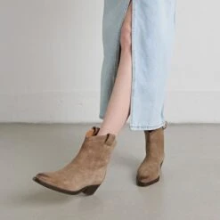 Boots à Talons Biseautés En Croute Taupe