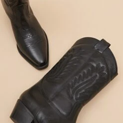 Bottes à Talons Biseautés Et Motifs En Cuir Noir 13 Bottes à Talons Biseautés Et Motifs En Cuir Noir -Xoxo Boutique 01W009298E.1708617487