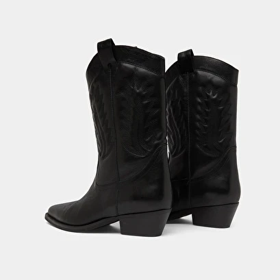 Bottes à Talons Biseautés Et Motifs En Cuir Noir 8 Bottes à Talons Biseautés Et Motifs En Cuir Noir – Image 6