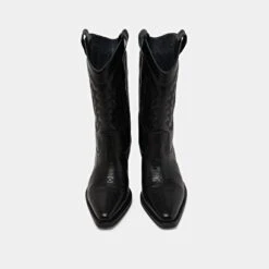 Bottes à Talons Biseautés Et Motifs En Cuir Noir 15 Bottes à Talons Biseautés Et Motifs En Cuir Noir -Xoxo Boutique 01W009298G.1708617504