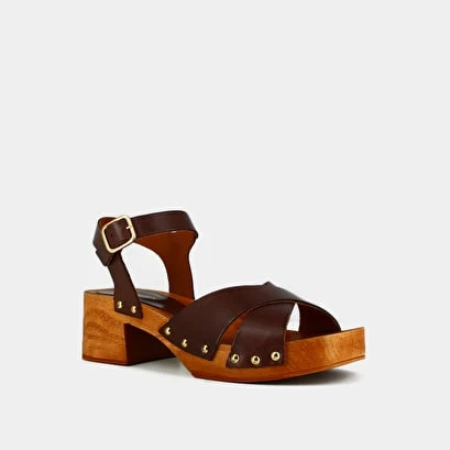 Sandales à Clous Et à Brides Croisées En Cuir Marron 4 Sandales à Clous Et à Brides Croisées En Cuir Marron – Image 2