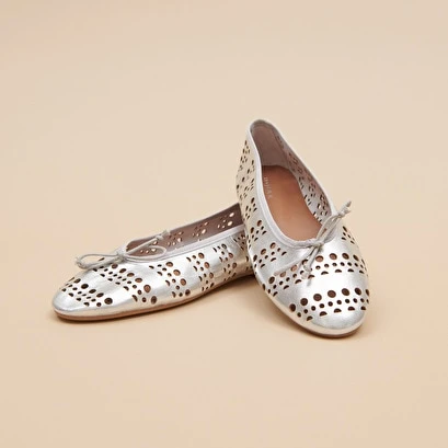 Ballerines Ajourées En Cuir Métallisé Argent 5 Ballerines Ajourées En Cuir Métallisé Argent – Image 3