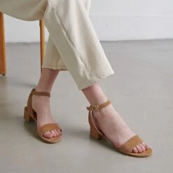 Sandales à Petits Talons En Velours Camel 12 Sandales à Petits Talons En Velours Camel -Xoxo Boutique 01W009381C.1708516847