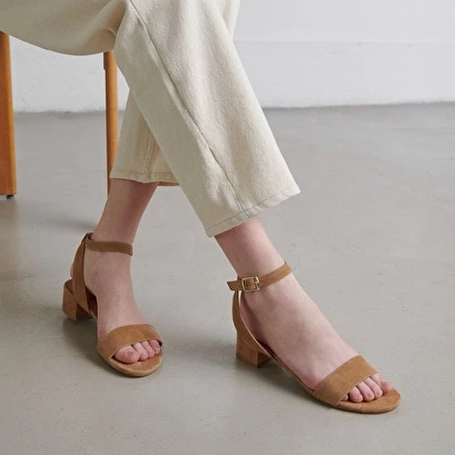 Sandales à Petits Talons En Velours Camel 5 Sandales à Petits Talons En Velours Camel – Image 3