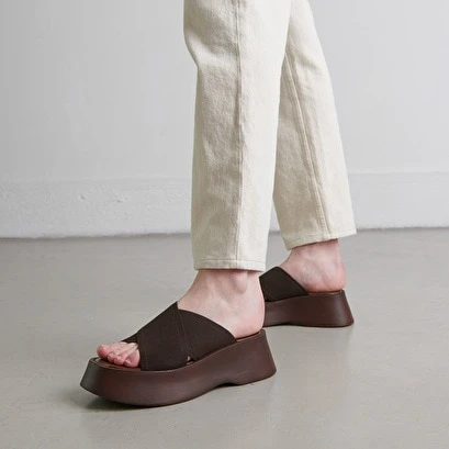 Mules Compensées à Lanières Croisées En élastique Marron Foncé 5 Mules Compensées à Lanières Croisées En élastique Marron Foncé – Image 3