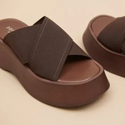 Mules Compensées à Lanières Croisées En élastique Marron Foncé 14 Mules Compensées à Lanières Croisées En élastique Marron Foncé -Xoxo Boutique 01W009465E.1708517175