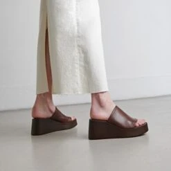 Mules Compensées En Cuir Marron Foncé