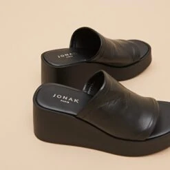 Mules Compensées En Cuir Noir 13 Mules Compensées En Cuir Noir -Xoxo Boutique 01W009471E.1708517221